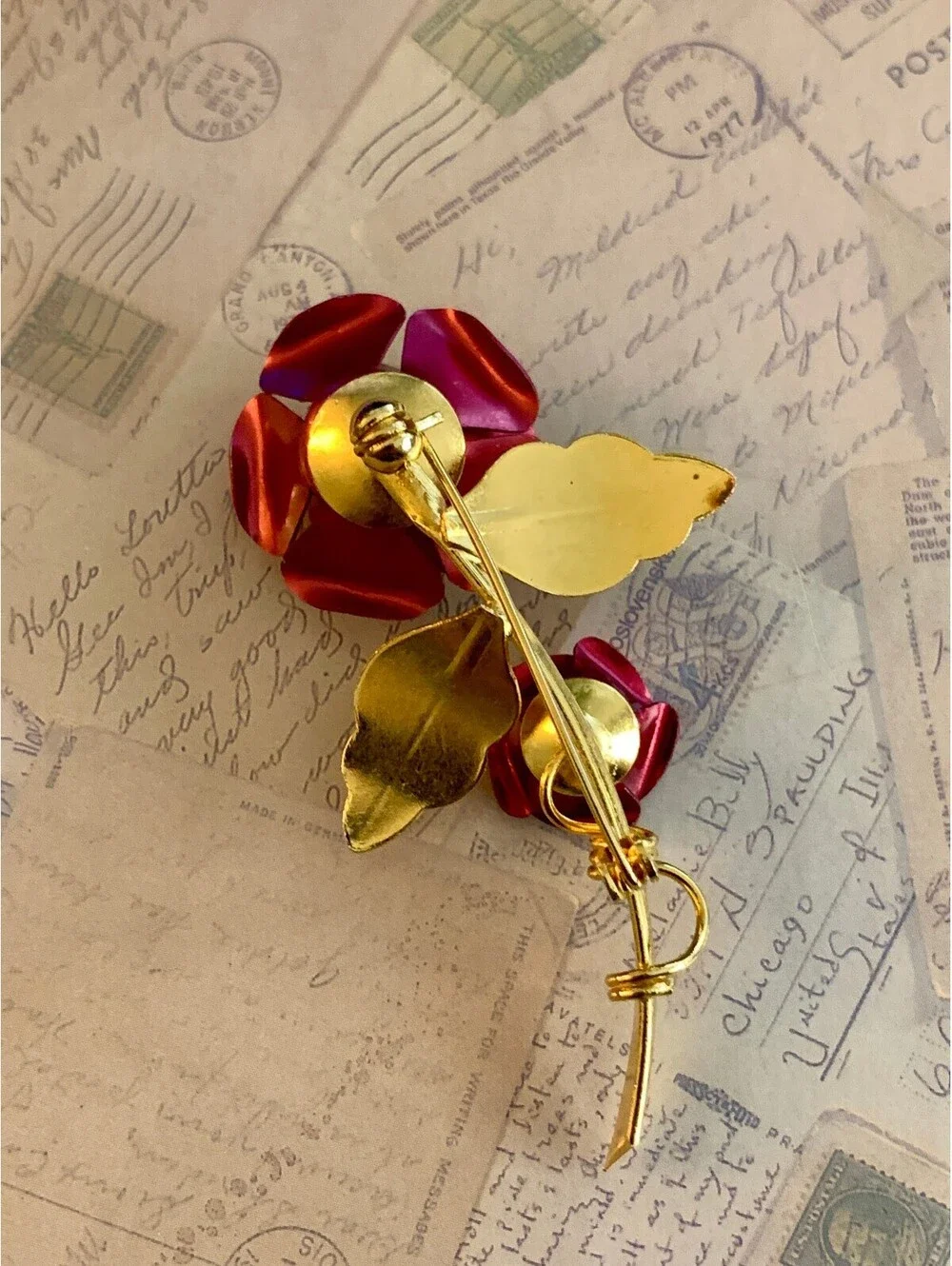 Vintage Elegant Double Rose Gold-Tone Floral Brooch Pin – Glamorous Accessory